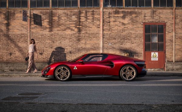 Това се промени преди няколко месеца (август 2023 г.), когато Alfa Romeo изненада всички с официален модерен наследник, който ще използва името 33 Stradale.

Привидно невъзможната задача за създаване на модерен 33 Stradale беше поета от отдела Centro Stile, като проектът е ръководен от испанския дизайнер Алехандро Месонеро-Романос.
Екипът не само успя да оправдае очакванията, но и се отличи в прераждането на автомобилната икона.
